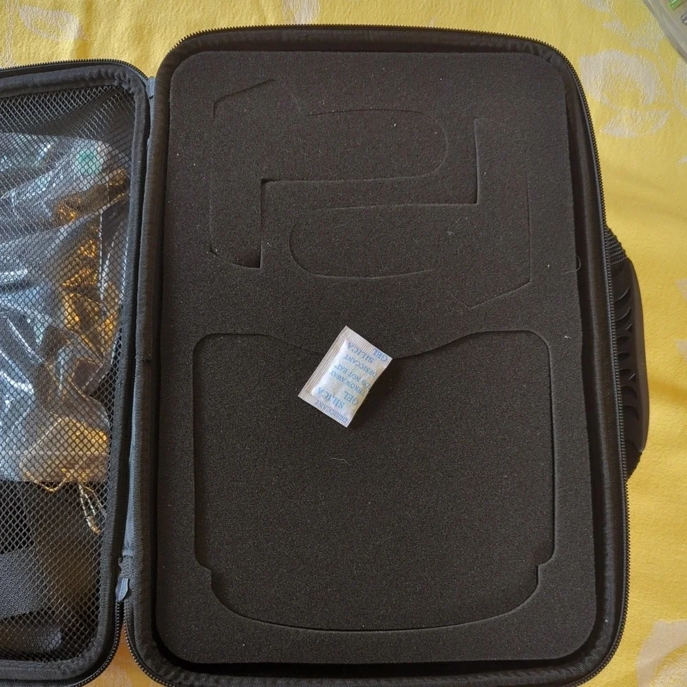 The Unbranded Brand vr carrying